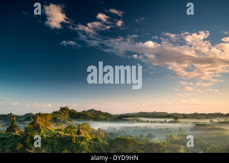 Pagoden umgeben von Bäumen, im Nebel, Mrauk U, Sittwe District, Rakhine State in Myanmar Stockfoto