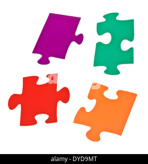vier getrennte Puzzlestücke, die isoliert auf weißem Hintergrund Stockfoto