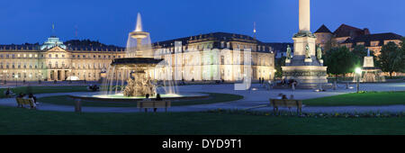 Schlossplatz Quadrat mit Neues Schloss Palast bei Nacht, Stuttgart, Baden-Württemberg, Deutschland Stockfoto