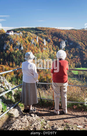 Zwei ältere Damen, Blick auf die Aussicht über Donaudurchbruch von Burg Wildenstein Schloss, Naturpark obere Donau, schwäbischen Alb Stockfoto