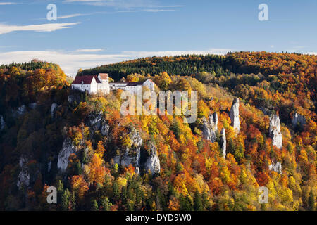 Blick auf den Donaudurchbruch in Richtung Burg Wildenstein Schloss, Naturpark obere Donau, schwäbischen Alb, Baden-Württemberg, Deutschland Stockfoto