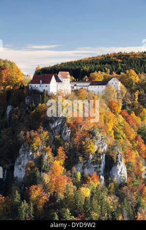 Blick auf den Donaudurchbruch in Richtung Burg Wildenstein Schloss, Naturpark obere Donau, schwäbischen Alb, Baden-Württemberg, Deutschland Stockfoto