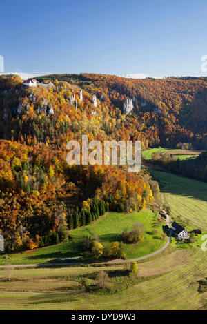 Blick auf den Donaudurchbruch in Richtung Burg Wildenstein Schloss, Naturpark obere Donau, schwäbischen Alb, Baden-Württemberg, Deutschland Stockfoto