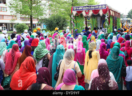 SAN GIOVANNI VALDARNO, Toskana, Italien 13. April 2014. NagarKirtan, indische religiöse Prozession, die in anderen Teilen Italiens und der Welt gefeiert. Alle Teilnehmer tragen traditionelle Kleidung und Turban mit dem Emblem des Sikh Glaubens. Stockfoto