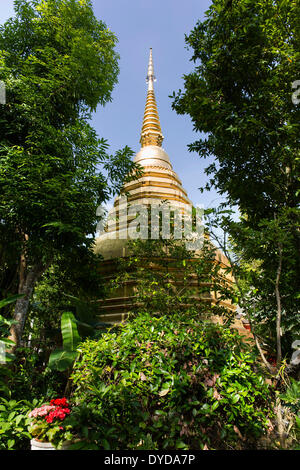 Goldene Stupa im Bezirk Tempel Wat Phra Kaeo, Wat Phra Kaew, Chiang Rai, Provinz Chiang Rai, Nordthailand Stockfoto