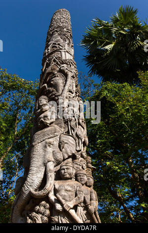 Dekorative hölzerne Säule im Innenhof des Wat Doi Ngam Muang, geschnitzt aus Teakholz Totem, Chiang Rai, Provinz Chiang Rai Stockfoto