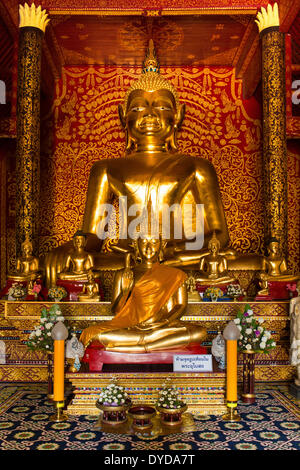 Goldenen Buddha-Statuen im Viharn des Wat Doi Ngam Muang, Chiang Rai, Chiang Rai Provinz, Nord-Thailand, Thailand Stockfoto