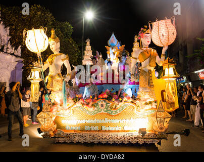 Frauen in traditioneller Tracht auf einem Float, Parade, Loi Krathong Festival der Lichter, Loy, Chiang Mai, Nordthailand Reisen Stockfoto