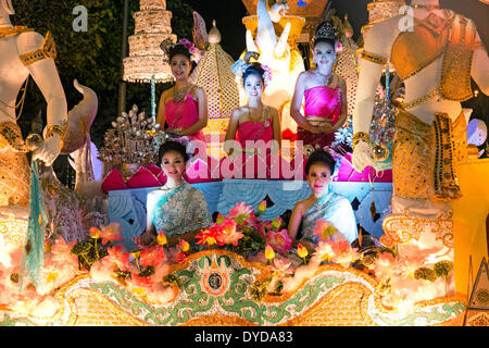 Frauen in traditioneller Tracht auf einem Float, Parade, Loi Krathong Festival der Lichter, Loy, Chiang Mai, Nordthailand Reisen Stockfoto