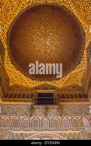 Die gewölbte Holzdecke im Salon der Botschafter im Alcázar von Sevilla, Provinz Sevilla, Andalusien, Spanien Stockfoto