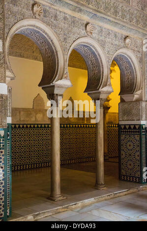 Hufeisen-Arkaden im Alcázar von Sevilla, Provinz Sevilla, Andalusien, Spanien Stockfoto