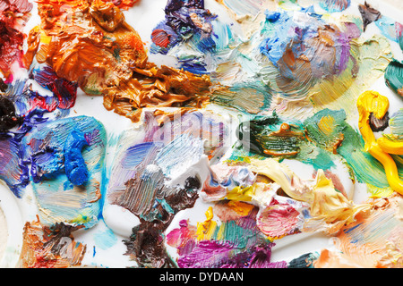 Striche der Ölfarben auf gebrauchte künstlerische Palette hautnah Stockfoto