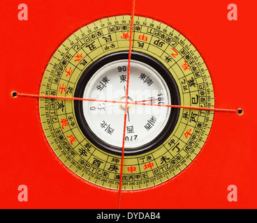 Chinesische Feng Shui Kompass auf rotem Grund Stockfoto