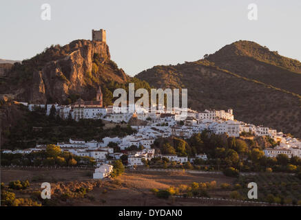 Die weiße Stadt von Zahara De La Sierra unterhalb einer maurischen Burg, Provinz Cádiz, Andalusien, Spanien Stockfoto