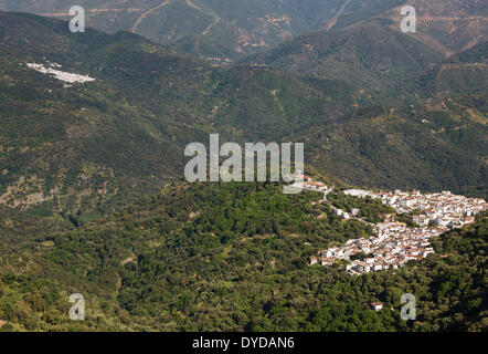 Die weißen Dörfer der Benarrabá in den Vordergrund und Genalguacil im Genal Flusstal, Provinz Málaga, Andalusien, Spanien Stockfoto