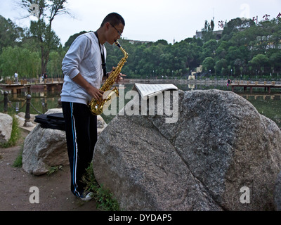 Saxophon Musiker, Peoples Park, Renmin Gongyuan, Stadt Xining, chinesischen Provinz Quinghai Stockfoto