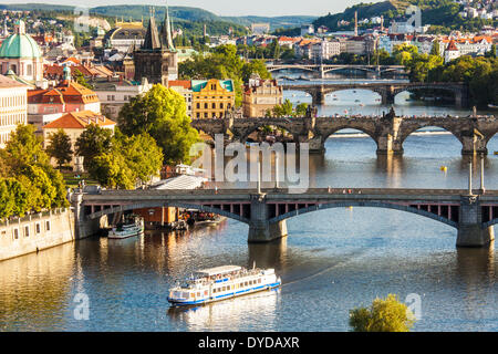 Blick auf Prag und Brücken über die Moldau in der Tschechischen Republik. Stockfoto