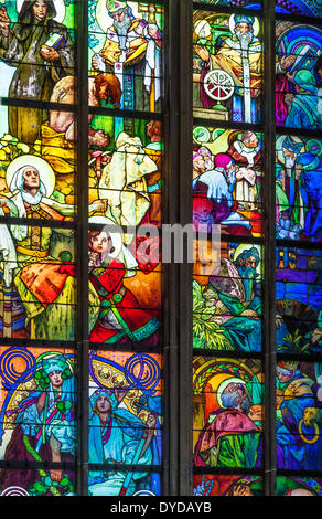 Die Glasfenster von Alphonse Mucha in St Vitus Cathedral in Prag Teil. Stockfoto