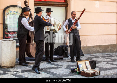 Straßenmusiker spielen in einer Seitenstraße der Altstädter Ring in Prag. Stockfoto
