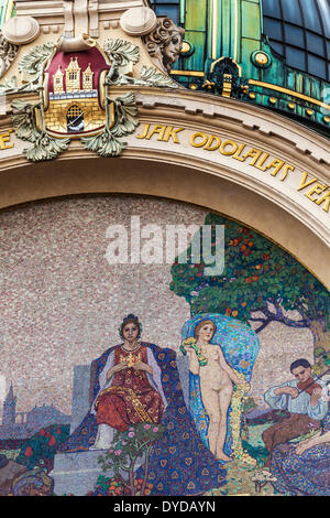 Detail des Art-deco-Eingang des Municiple House in Prag mit einem Teil des Mosaiks genannt Hommage an Prag. Stockfoto