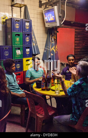 Wanderarbeiter in Little India an einem Sonntag Abend entspannen. Singapur Stockfoto