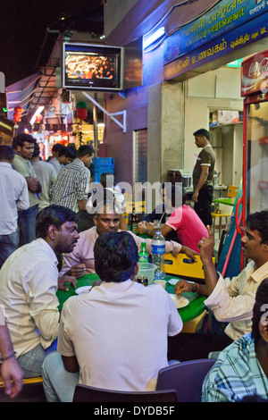 Wanderarbeiter in Little India an einem Sonntag Abend entspannen. Singapur Stockfoto