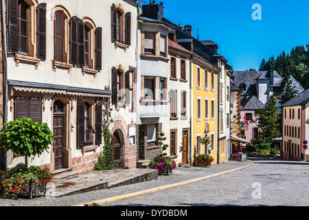 Einer der wichtigsten Straßen durch das malerische Dorf von Vianden in Luxemburg. Stockfoto