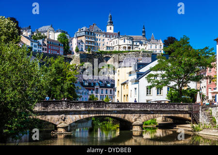 Blick auf die mittelalterliche Ville Haute aus dem Fluss Alzette im Grund Viertel von Luxemburg-Stadt. Stockfoto