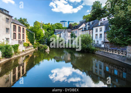 Blick entlang der Fluss Alzette im Grund Viertel von Luxemburg-Stadt. Stockfoto