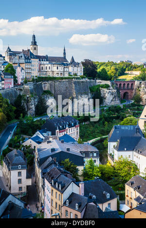 Sehen Sie in Richtung der mittelalterlichen Ville Haute und über die Ville Basse oder Grund Bezirk der Stadt Luxemburg. Stockfoto