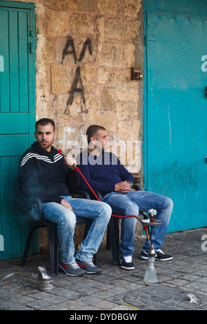 Arabische Männer rauchen Wasserpfeife in der Altstadt von Akko (Acre), Israel. Stockfoto