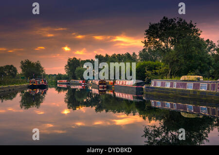 Narrowboats auf den Kanal-Becken am Mountsorrel. Stockfoto