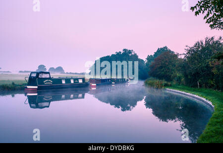 Narrowboats auf den Ashby Kanal bei Shackerstone in der Morgendämmerung. Stockfoto