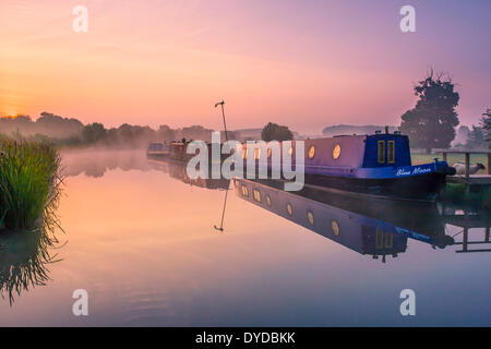 Narrowboats auf den Ashby Kanal bei Shackerstone in der Morgendämmerung. Stockfoto