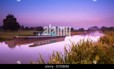 Narrowboats auf den Ashby Kanal bei Shackerstone in der Morgendämmerung. Stockfoto