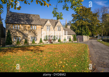 Traditionelle Steinhäuser am Lower Slaughter in den Cotswolds. Stockfoto