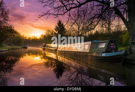 Morgendämmerung am Grand Union Canal bei Foxton. Stockfoto