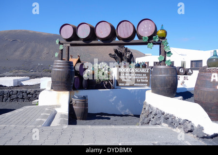 Fässer bilden einen gewölbten Eingang um Wein-Bodega Suarez in das Weinbaugebiet von La Geria, Lanzarote, Kanarische Inseln, Spanien Stockfoto