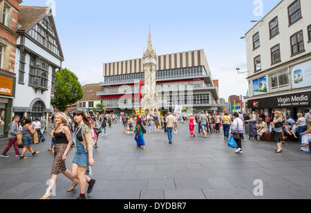 Zeigen Sie High Street in Leicester hinunter auf die Turmuhr zugehen an. Stockfoto