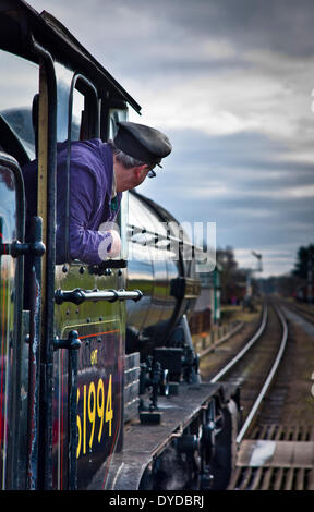 Der Lokführer sieht aus dem Führerhaus einer Dampfmaschine auf der Great Central Railway Quorn Station. Stockfoto