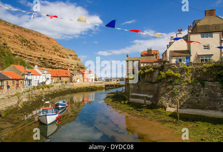 Die Hafen- und Touristenzentrum Angelgewässer der Staithes in Yorkshire. Stockfoto