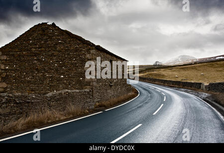 Kurvige Straße führt in Richtung Pen-Y-Gent in der Ferne sehen. Stockfoto