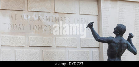 Denkmal für Männer und Frauen seit 1945 an der National Memorial Arboretum in Staffordshire getötet. Stockfoto