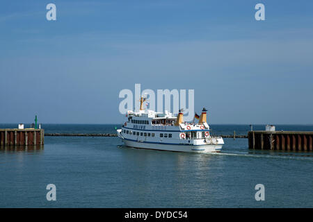 Ein Vergnügen cruise Boot verlässt den Hafen von Hoernum. Stockfoto