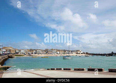 Sehen Sie unten die Slipanlage in Richtung Hafen von St. Ives. Stockfoto