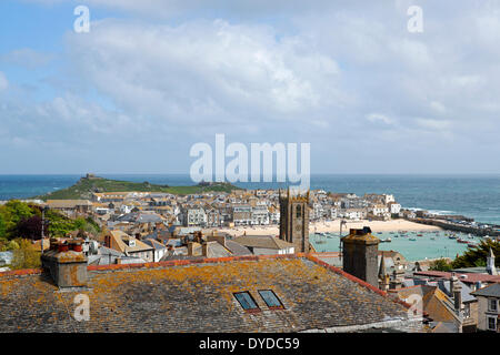 Blick über die Dächer auf den Hafen und die Insel in St. Ives. Stockfoto