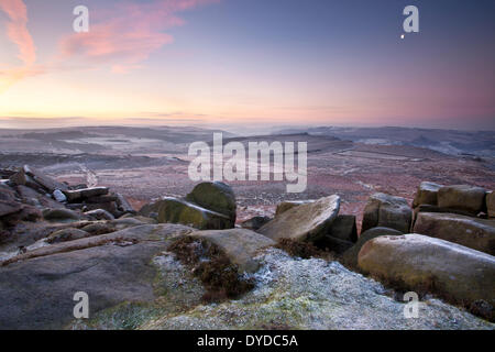 Higger Tor blickt Hope Valley an einem frostigen Morgen Peak District. Stockfoto