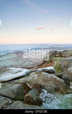 Higger Tor blickt Hope Valley an einem frostigen Morgen Peak District. Stockfoto