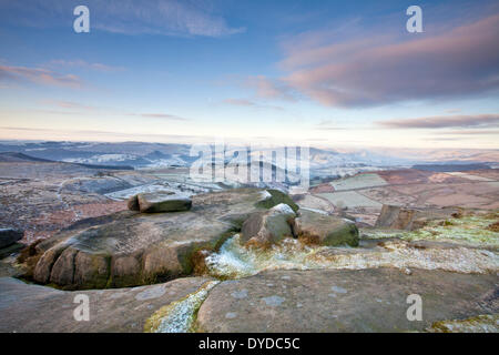 Higger Tor blickt Hope Valley an einem frostigen Morgen Peak District. Stockfoto