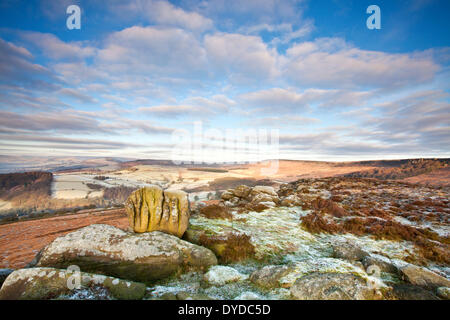 Der Knuckle Stein auf Carhead Felsen mit Blick auf Hope Valley in der Ferne. Stockfoto